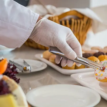 Sun Hall מלון 4*